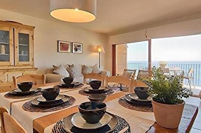 Encantador apartamento en primera línea con vistas al mar a 10 metros de la playa.