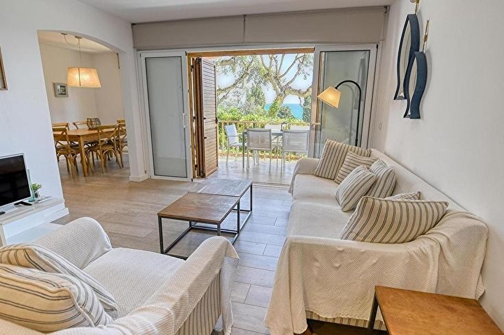 Apartment with swimming pool