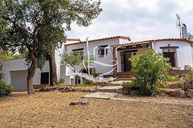 Rustic house in residential  Begur