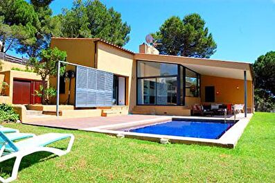 Casa individual amb Piscina, Wifi, Barbacoa i jardí a Llofriu - Lloguer Turístic