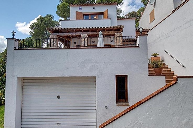 Casa aparellada 4 dormitoris amb Piscina, Wifi i Pàrquing a Tamariu - Lloguer Temporada