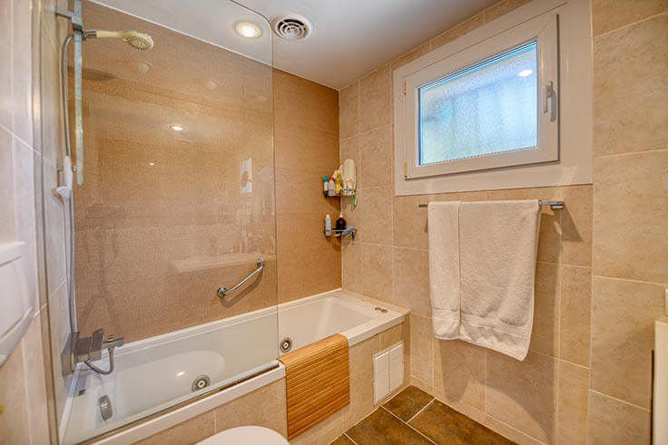 Apartament 4 dormitoris amb Piscina, Vistes al mar i Pàrquing a Mont-ras - Compra - Venda