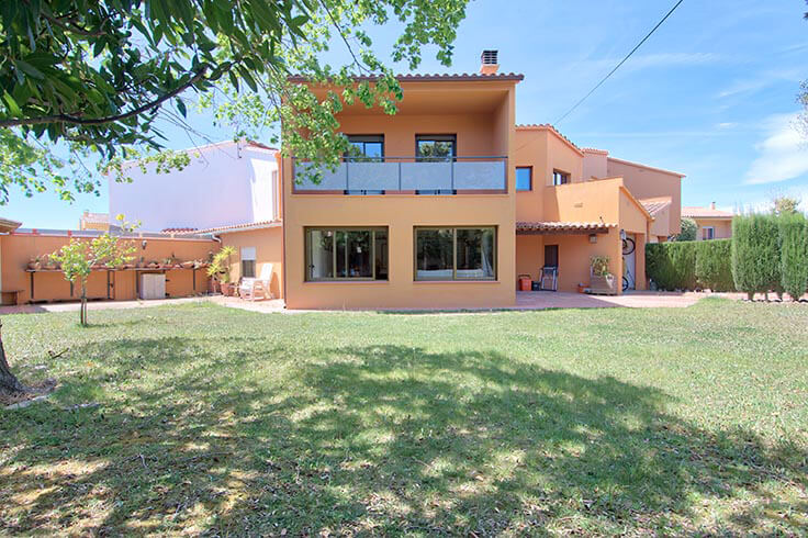 Casa 6 dormitoris amb jardí a Esclanyà - Compra - Venda