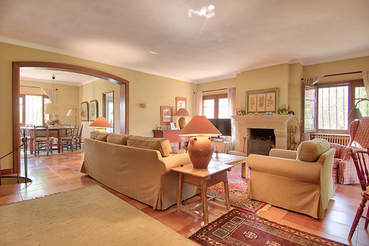 Cottage with Pool and Barbecue in CruÃ¯lles - Buy and sell