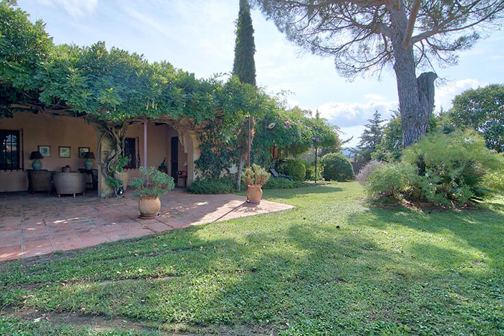 Cottage with Pool and Barbecue in CruÃ¯lles - Buy and sell