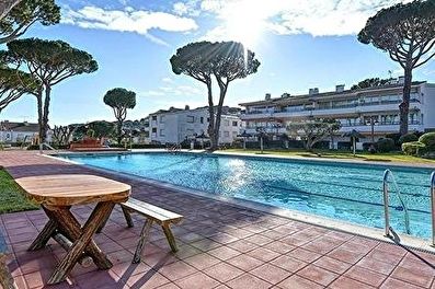 Apartment with Pool, Wifi, Parking and garden in Calella de Palafrugell - Rent Tourist
