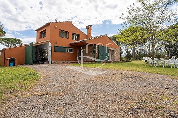 Chalet 6 bedrooms with Pool and garden in Llagostera - Buy - For sale