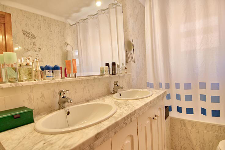 Individuelles Haus 4 Schlafzimmer mit Parken und Garten auf Mont-ras - Kaufen - verkaufen